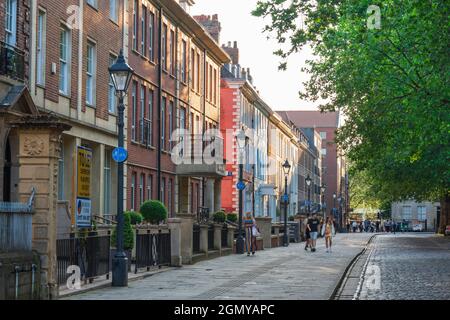 Queen Square Bristol, Blick im Sommer auf das elegante Regency-Reihenhaus an der Südseite des Queen Square im historischen Zentrum von Bristol, Großbritannien Stockfoto