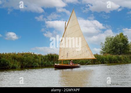 Ein Segelboot auf den Norfolk Broads. Stockfoto