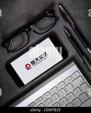 Antalya, Türkei - 21. September 2021: Logo des chinesischen Immobilienunternehmens Evergrande Real Estate Group auf dem Bildschirm des Smartphones. Stockfoto
