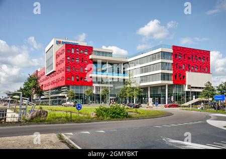 Amersfoort, Niederlande, 16. September 2021: Die markante rot-weiße Architektur des Hogeschool Utrecht-Gebäudes nördlich der Stadt Cen Stockfoto