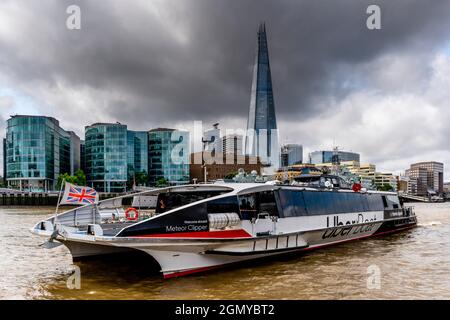 Ein Uber-Boot auf der Themse mit dem Shard als Hintergrund, London, Großbritannien. Stockfoto