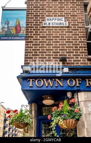 The Town of Ramsgate Public House mit einem Schild für die Wapping Old Stairs, London, Großbritannien. Stockfoto