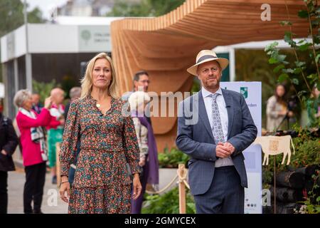 Chelsea, London, Großbritannien. September 2021. Die Fernsehmoderatoren Sophie Raworth und Joe Swift der Chelsea Flower Show von RHS. Es war ein geschäftiges Tag beim Press Day für die erste herbstliche RHS Chelsea Flower Show. Die Show wurde letztes Jahr nach der Covid-19 Pandemie abgesagt. Quelle: Maureen McLean/Alamy Stockfoto