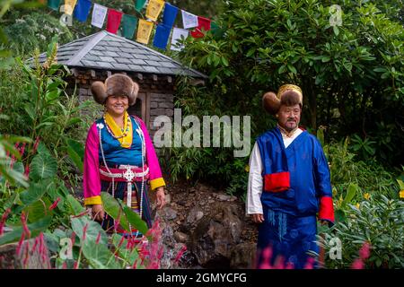 Chelsea, London, Großbritannien. September 2021. Eine Erinnerung an die Feiertage mit diesen beiden Gästen in traditionellem Himalaya-Kleid im Garten des Trailfinders zum 50. Jahrestag. Die RHS Chelsea Flower Show ist in diesem Jahr etwas anders, da sie im Herbst statt im Frühsommer stattfindet. Quelle: Maureen McLean/Alamy Stockfoto