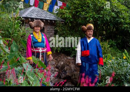 Chelsea, London, Großbritannien. September 2021. Eine Erinnerung an die Feiertage mit diesen beiden Gästen in traditionellem Himalaya-Kleid im Garten des Trailfinders zum 50. Jahrestag. Die RHS Chelsea Flower Show ist in diesem Jahr etwas anders, da sie im Herbst statt im Frühsommer stattfindet. Quelle: Maureen McLean/Alamy Stockfoto