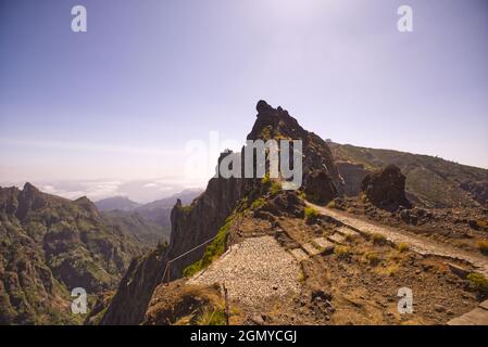 Schöner Sonnenuntergang über den Bergen in Madeira - Portugal Stockfoto
