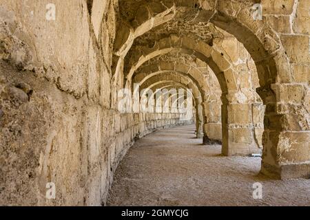 Die Säulengalerie über dem Auditorium-Theater im antiken römischen Theater von Aspendos. Stockfoto