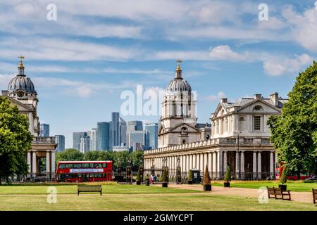 Das Old Royal Navy College mit Canary Wharf im Hintergrund, Greenwich, London, Großbritannien. Stockfoto