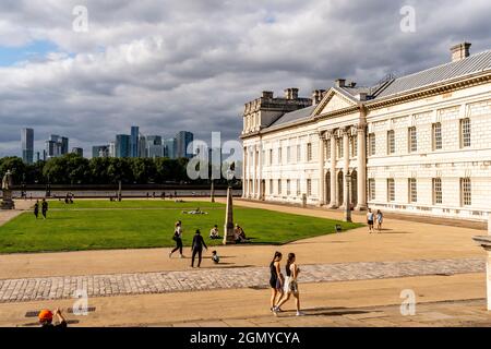 Das Old Royal Navy College mit Canary Wharf im Hintergrund, Greenwich, London, Großbritannien. Stockfoto