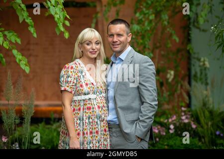 Chelsea, London, Großbritannien. September 2021. Die Schauspielerin und Star von Call the Midwife, Helen George und ihr Freund Jack Ashton, schlossen sich einer Gruppe von Nightingale-Krankenschwestern im Florence Nightingale Garden an. Sie las ein Gedicht mit dem Titel Ich spreche für Krankenschwestern weltweit vor. Helen erwartet ein Baby, das im Dezember fällig ist. Quelle: Maureen McLean/Alamy Stockfoto