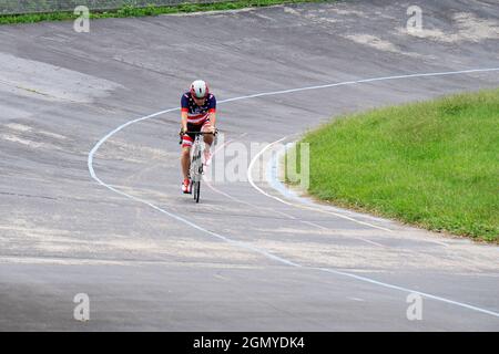 Ein Radfahrer fährt Runden auf dem Velodrome in Kissena Park , Flushing, Queens, New York, Stockfoto