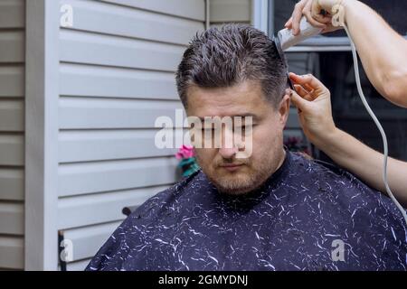 Home Haarschnitt während der Quarantäne Schneiden der Haare eines Mannes Stockfoto