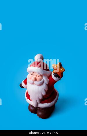 Weihnachtsschmuck des Weihnachtsmannes mit blauem Hintergrund und Kopierraum. Stockfoto