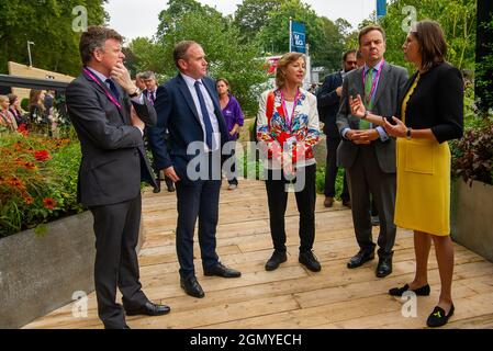 Chelsea, London, Großbritannien. September 2021. DEFRA-Staatssekretär George Eustice, Umweltministerin Rebecca Pow, DEFRA-Minister Lord Benyon und britische Chief Plant Health Officer Professor Nicola Spence im RHS COP26 Garden. Der Garten wurde im Vorfeld der UN-Klimakonferenz COP26 im November in Glasgow entworfen.Quelle: Maureen McLean/Alamy Stockfoto