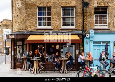 Menschen, die außerhalb der Jose Tapas Bar, Bermondsey Street, London, Großbritannien, essen und trinken.