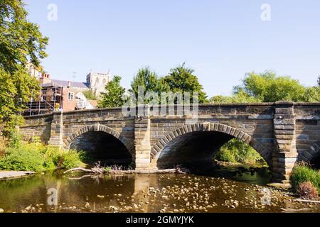 Die Steinbrücke über den Fluss Skell, Ripon City, West Riding of North Yorkshire, England. Stockfoto