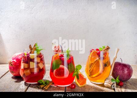 Traditioneller Herbst Winter Drink scharf würzige Sangria - rot, rosa, weiß. Mit Apfelwein, rosafarbenem Rotwein, Äpfeln, Orangen, Granatapfel, Preiselbeere, Pflaume, Feigen, Stockfoto