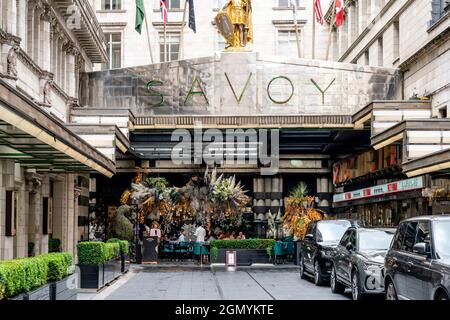 The Savoy Hotel Entrance, The Strand, London, Großbritannien. Stockfoto