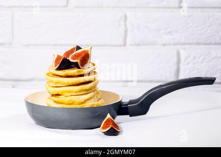 Pfannkuchen mit Feige in der Pfanne auf weißem Hintergrund, gesundes Esskonzept, traditionelles amerikanisches Frühstück Stockfoto