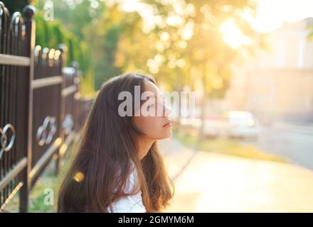 Portrait eines niedlichen Teenager-Mädchen träumt und Spaß im Freien am Sommerabend Stockfoto