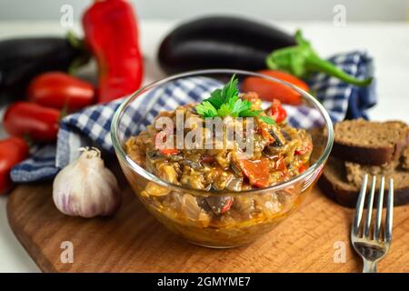 Beliebtes Gemüsegericht der Weltküche in einer Glasschüssel aus der Nähe - Ajapsandali, Pinjur, geschmortes Gemüse, Auberginen-Kaviar. Hauptbestandteile: Aubergine Stockfoto