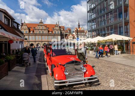 Danzig, Polen - 2. September 2021: Touristenführer und Taxis warten vor dem Grünen Tor im historischen Stadtzentrum von Danzig auf ihre Geschäfte Stockfoto