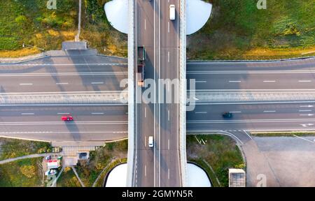 Autos fahren entlang Straße Asphaltbrücke, Kreuzung. Draufsicht. Luftdrohnen-Rundflug Stockfoto