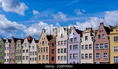 Danzig, Polen - 2. September 2021: Bunte Häuserfronten von Reihenhäusern am Flussufer des Motlawa-Flusses in der Altstadt von Danzig Stockfoto