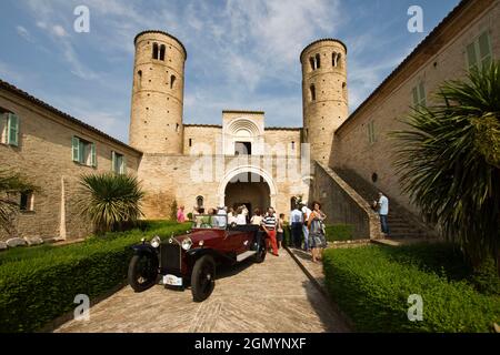 Historische Autos, Treffen Sie Abbey San Claudio, Corridonia, Marken, Italien, Europa Stockfoto