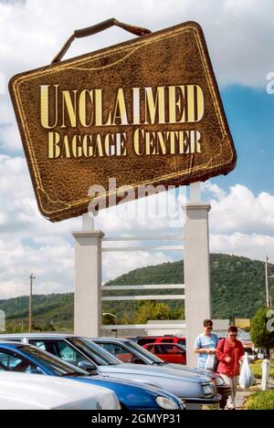 Alabama, Scottsboro, Unclaimed Baggage Center Lost Airline Airlines Gepäck Fracht Schild vor dem Eingang Stockfoto