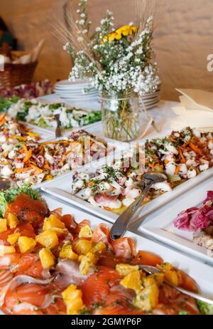 Traditionelle apuläische Antipasti-Snacks, die während einer italienischen Hochzeit oder Feier über dem Tisch serviert werden. Festlicher Empfang mit verschiedenen nationalen Gerichten Stockfoto