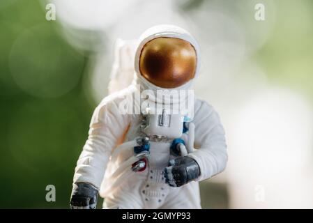Spielzeug-Astronaut auf dem Boden stehend. Spaceman Figur Reisekonzept Umweltschutz. Astronaut erforscht den neuen Planeten. Auf der Suche nach einem neuen Zuhause für Stockfoto