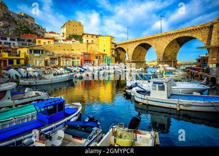 Traditionelle Fischerhafen Ratonneau mit malerischen Häusern und Booten, Marseille, Frankreich Stockfoto
