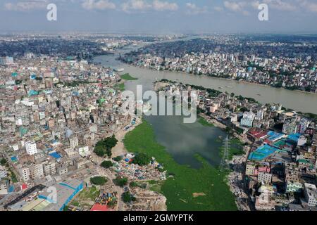 Dhaka, Bangladesch - 22. August 2021: Ein Blick aus der Vogelperspektive auf den Buriganga River im Kamrangirchar-Gebiet in Dhaka, Bangladesch. Stockfoto