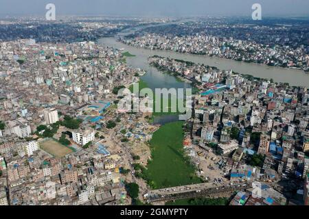 Dhaka, Bangladesch - 22. August 2021: Ein Blick aus der Vogelperspektive auf den Buriganga River im Kamrangirchar-Gebiet in Dhaka, Bangladesch. Stockfoto