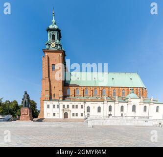 Gniezno, Polen - 7. September 2021: Horizontale Ansicht der Königlichen Kathedrale von Gniezno in Mittelpolen Stockfoto