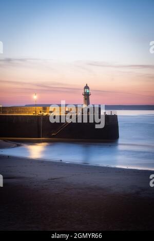 Leuchtturm am Smeaton's Pier in St. Ives, Cornwall bei Sonnenaufgang Stockfoto