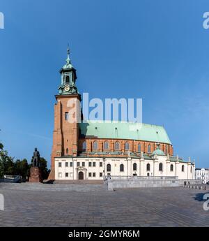 Gniezno, Polen - 7. September 2021: Horizontale Ansicht der Königlichen Kathedrale von Gniezno in Mittelpolen Stockfoto