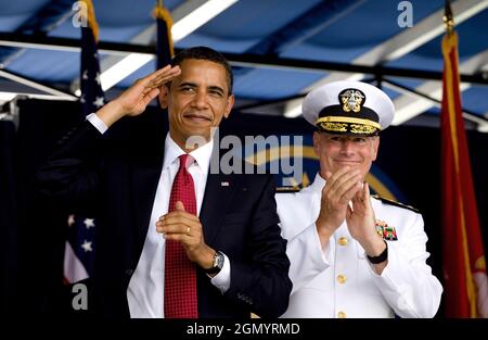 Präsident Barack Obama und Vize-ADM, Superintendent der Naval Academy. Jeffrey L. Fowler, rechts, bei Beginn der U.S. Naval Academy am 22. Mai 2009. (Offizielles Foto des Weißen Hauses von Pete Souza) Dieses offizielle Foto des Weißen Hauses wird zur Veröffentlichung durch Nachrichtenorganisationen und/oder zum persönlichen Druck durch die Betreffzeile(en) des Fotos zur Verfügung gestellt. Das Foto darf in keiner Weise manipuliert oder in Materialien, Anzeigen, Produkten oder Werbeaktionen verwendet werden, die in irgendeiner Weise die Zustimmung oder Billigung des Präsidenten, der ersten Familie oder des Weißen Hauses nahelegen. Stockfoto