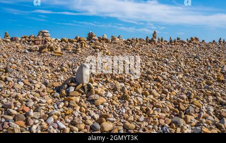 Stein Kunst, Feinwuchtung der Steine übereinander auf der heiligen Insel von Lindisfarne, Northumberland, England. Stockfoto