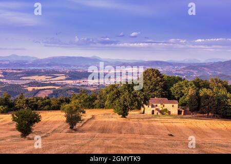 Traditionelles Bauernhaus in Val d’Orcia Landschaft, Toskana, Italien Stockfoto