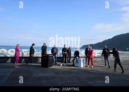 Javier Bardem, Fernando Leon de Aranoa, Almudena Amor, Celso Bugallo, Sonia Almarcha, Oscar de la Fuente, Manolo Solo, Jaume Roures, Fernando Albizu, Tarik Rmili nahmen am 21. September 2021 am 69. San Sebastian International Film Festival im Kursaal Palace in Donostia/San Sebastian, Spanien Teil. Quelle: MPG/Alamy Live News Stockfoto