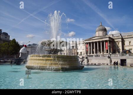 London, Großbritannien. September 2021. Trafalgar Square an einem warmen, klaren Tag. Kredit: Vuk Valcic / Alamy Live Nachrichten Stockfoto