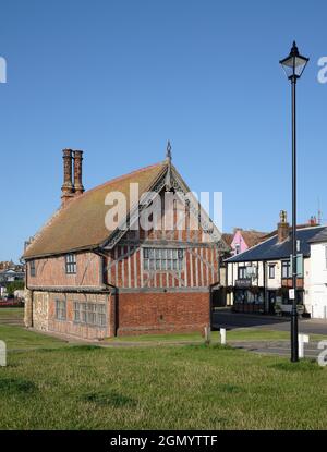 Moot Hall - das Aldeburgh Museum in Aldeburgh Suffolk, England, gilt als eines der am besten erhaltenen öffentlichen Tudor-Gebäude in Großbritannien Stockfoto