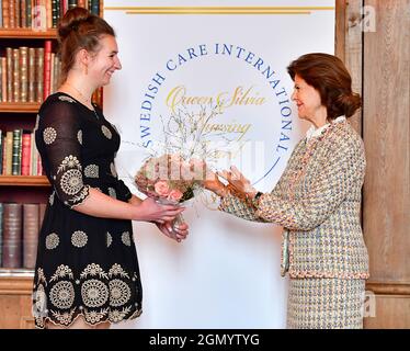 STOCKHOLM 20210921 Königin Silvia von Schweden vergibt ein Stipendium des Queen Silvia Nursing Award an die 2019-Preisträgerin Agnieszka Napieralska aus Polen während einer Zeremonie im Königlichen Palast in Stockholm, Schweden am 21. September 2021. Foto: Jonas Ekströmer / TT / kod 10030 Stockfoto