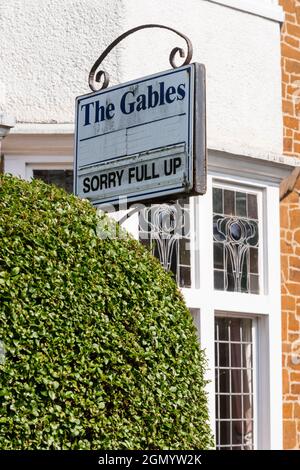 Ein Sorry Full Up Schild in einem Gästehaus am Meer in Hunstanton, Norfolk. Stockfoto