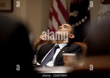 Präsident Barack Obama lehnt sich zurück in seinen Stuhl, während er der Diskussion auf einer langfristigen Fiskalsitzung im Roosevelt Room des Weißen Hauses am 29. Mai 2009 zuhört. (Offizielles Foto des Weißen Hauses von Pete Souza) Dieses offizielle Foto des Weißen Hauses wird zur Veröffentlichung durch Nachrichtenorganisationen und/oder zum persönlichen Druck durch die Betreffzeile(en) des Fotos zur Verfügung gestellt. Das Foto darf in keiner Weise manipuliert oder in Materialien, Anzeigen, Produkten oder Werbeaktionen verwendet werden, die in irgendeiner Weise die Zustimmung oder Billigung des Präsidenten, der ersten Familie oder des Weißen Hauses nahelegen. Stockfoto