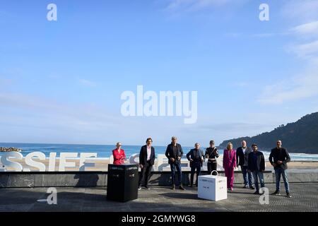 Javier Bardem, Fernando Leon de Aranoa, Almudena Amor, Celso Bugallo, Sonia Almarcha, Oscar de la Fuente, Manolo Solo, Jaume Roures, Fernando Albizu, Tarik Rmili nahmen am 21. September 2021 am 69. San Sebastian International Film Festival im Kursaal Palace in Donostia/San Sebastian, Spanien Teil. Quelle: MPG/Alamy Live News Stockfoto