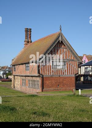 Moot Hall - das Aldeburgh Museum in Aldeburgh Suffolk, England, gilt als eines der am besten erhaltenen öffentlichen Tudor-Gebäude in Großbritannien Stockfoto