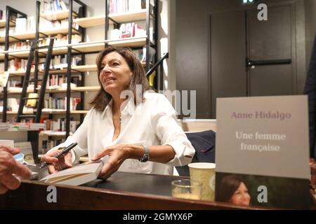 WIDMUNG, ANNE HIDALGO MIT IHREM BUCH IN DER PARISER BUCHHANDLUNG LE DIVAN Stockfoto